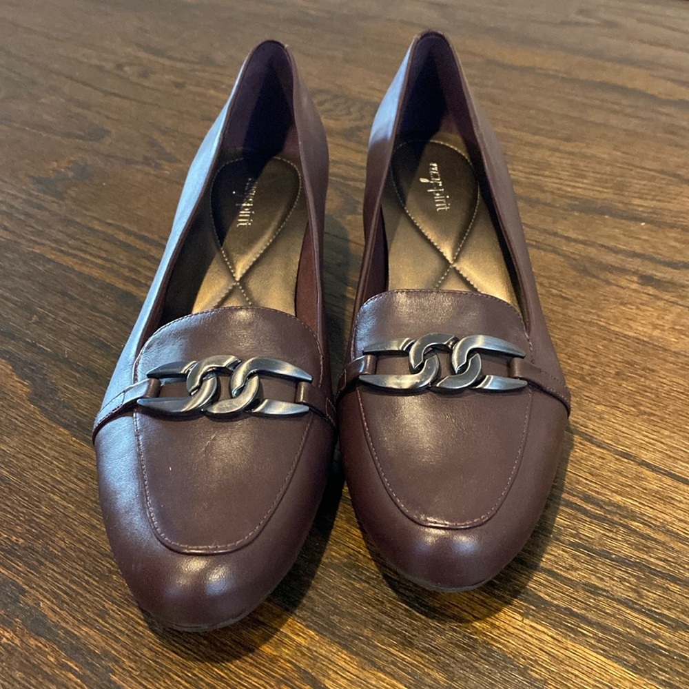 Easy Spirit women’s size 11 brown leather gun‎ metal chain, rubber sole heels